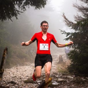 Na Winter SkyRace se opět sejde skyrunningová elita (Tomáš Lichý v seběhu na Ještěd SkyRace v dubnu)