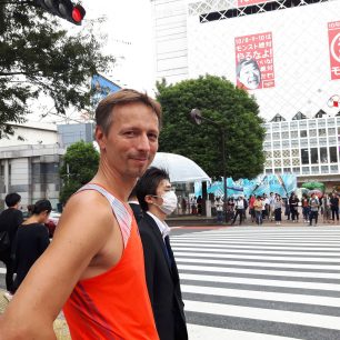 Shibuya je turistická atrakce a hlavní dopravní uzel - my jsme ji zkusili na zelenou celou oběhnout