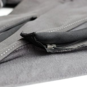 Detailní uchycení zipů u kotníků