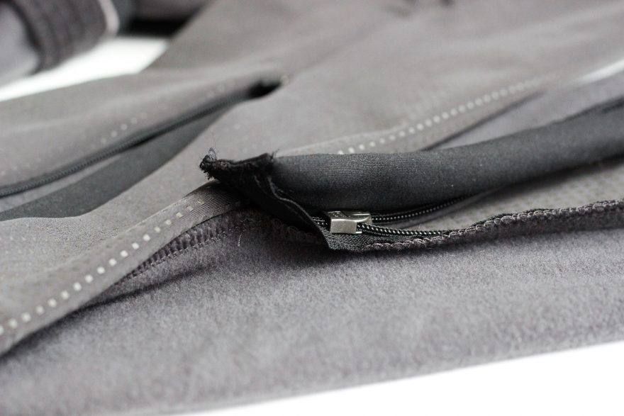 Detailní uchycení zipů u kotníků