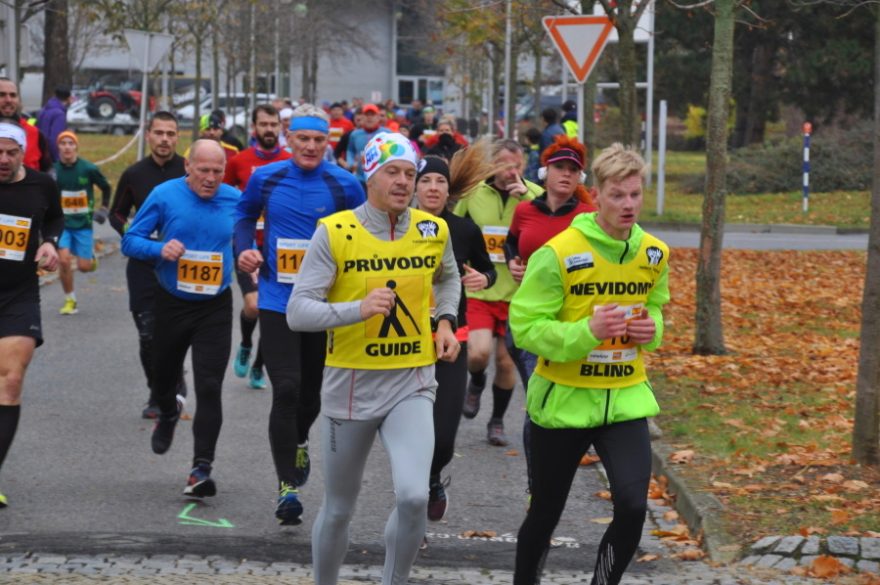 Běhů se mohou zúčastnit i nevidomí s trasérem
