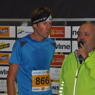 Jiří Petr při rozhovoru se sportovním ředitelem závodu.