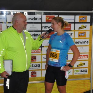 Patrícia Puklová při rozhovoru se sportovním ředitelem závodu