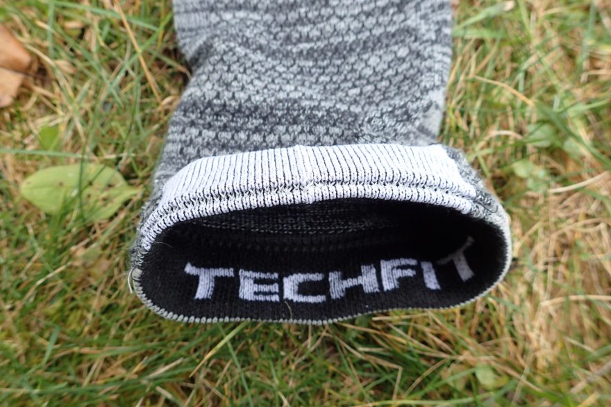 adidas Performance kompresní podkolenky označují v úpletu příslušnost k technologii techfit.