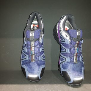 Salomon Speedcross 4 Nocturne a jeho bleskem osvícené reflexní prvky