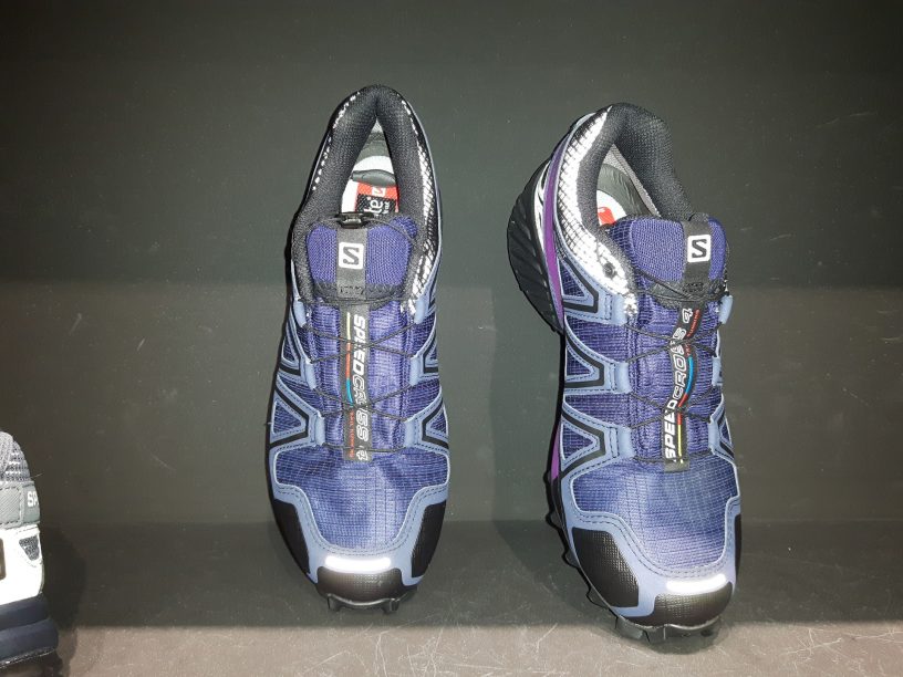 Salomon Speedcross 4 Nocturne a jeho bleskem osvícené reflexní prvky