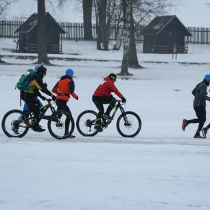 Cyklistické obsazení na trati v kategorii freestyle