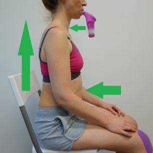 Správná pozice - záda jsou napřímená, břicho se nevtahuje dovnitř, nejsou přetížené svaly krku