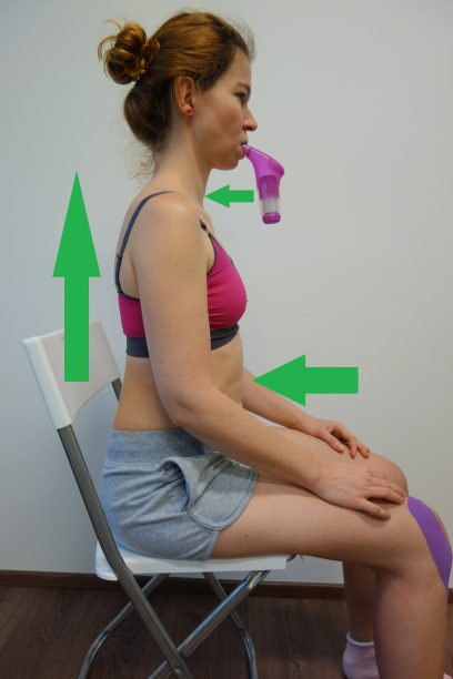 Správná pozice - záda jsou napřímená, břicho se nevtahuje dovnitř, nejsou přetížené svaly krku