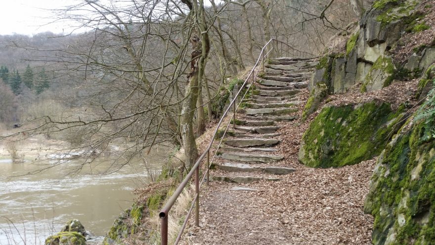 Krátké schody nahoru i dolů v úseků po červené podél řeky Sázavy