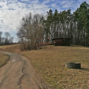 Turistický přístřešek a studánka nad Stupavou