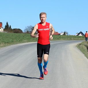 Pohodlně drží i při běhu na silnici