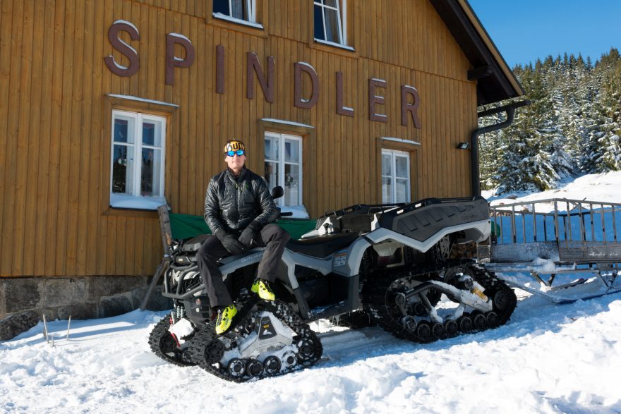 Zdeněk Kříž žije a pracuje na chatě Spindler v Krkonoších