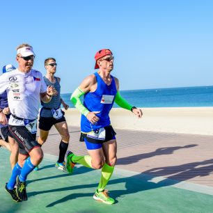 Maraton v Dubaji běžel Petr Vabroušek ve Fivefingers, modelu V-RUN (jak lze vidět na obrázku)
