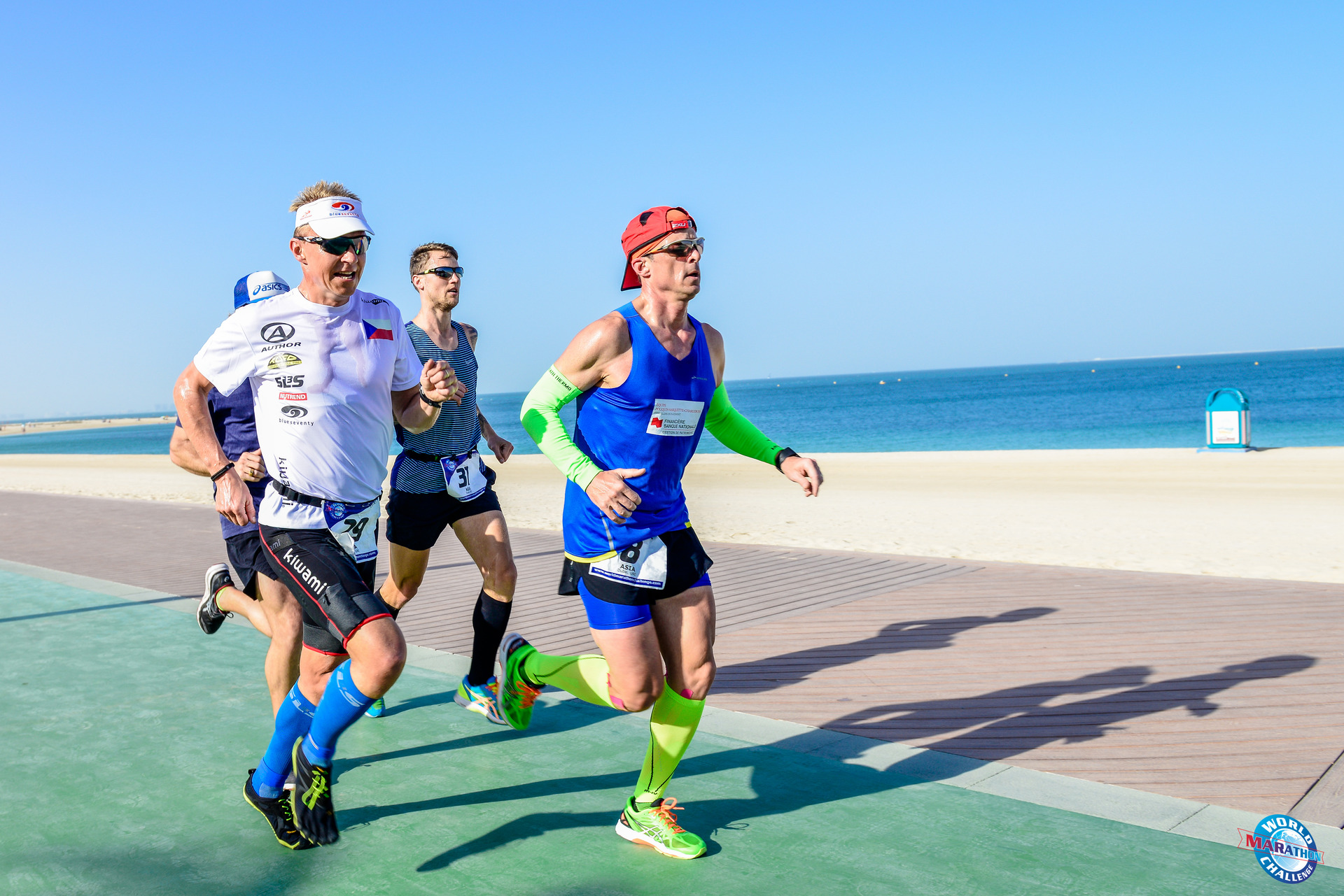 Maraton v Dubaji běžel Petr Vabroušek ve Fivefingers, modelu V-RUN (jak lze vidět na obrázku)