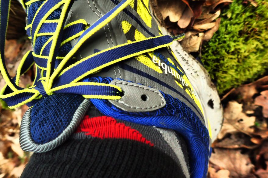 Na konci šněrování bot Columbia MONTRAIL CALDORADO II Utmb jsou dvě dírky na provlečení tkaniček.