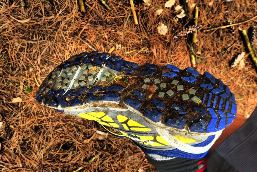 Nečistoty z podrážek Columbia MONTRAIL CALDORADO II Utmb rychle zase vypadnou.