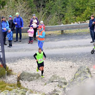 Náběh Ondry Fejfara do kamenné pasáže stoupání před Ještědem