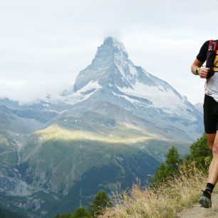 Matterhorn v pozadí, letec v popředí