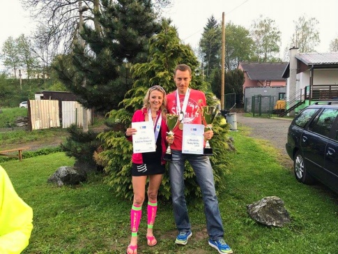 Katka Kašparová a Ondřej Velička s medailemi
