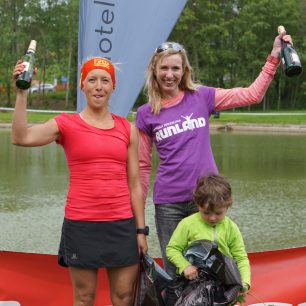 Držitelka nového traťového rekordu na 44 km Kristýna Junková na stupních vítězů