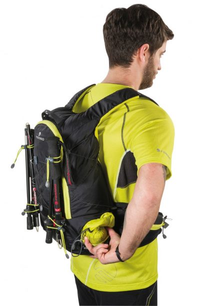 Ferrino X-TRACK 20 Do spodní komory je možno vstupovat i z venku bočním zipem na pravé straně.