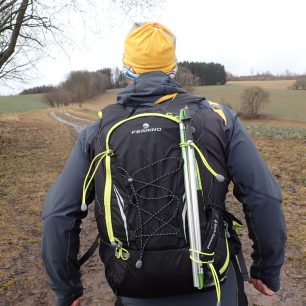 Ferrino X-TRACK 20 Každou zalamovací hůl můžete upnout na batoh extra.