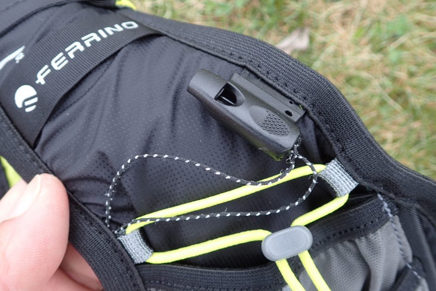 Ferrino X-TRACK 20 Malý a důležitý detail - píšťalka.