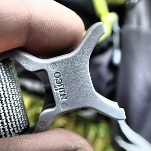 Ferrino X-TRACK 20 Plastové spony NifCO.