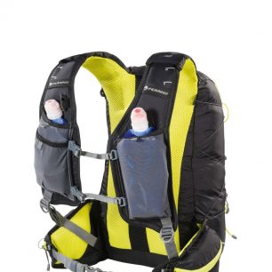 Ferrino X-TRACK 20 Produktová fotografie Ramenní popruhy pojmou i měkké lahve a další drobnosti.
