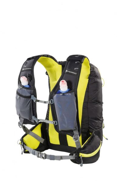 Ferrino X-TRACK 20 Produktová fotografie Ramenní popruhy pojmou i měkké lahve a další drobnosti.