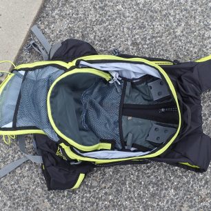 Ferrino X-TRACK 20 Vniřní prostor a uspořádání vnitřních kapes.