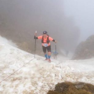 Linda Beniačová ve stoupání na zasnaěženém poli, Transylvania 100K, Rumunsko