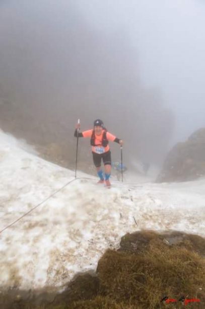 Linda Beniačová ve stoupání na zasnaěženém poli, Transylvania 100K, Rumunsko