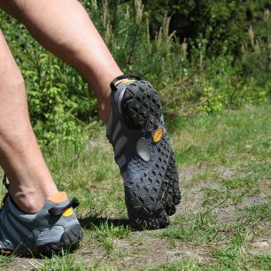 Vibram FiveFingers V-Trail: poutko u paty vám pomůže snadněji si boty nazout