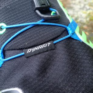 DYNAFIT ALPINE PRO M Část šněrování je ukryto pod textilní manžetou, pod kterou je možno zastrčit volný konec lanka.