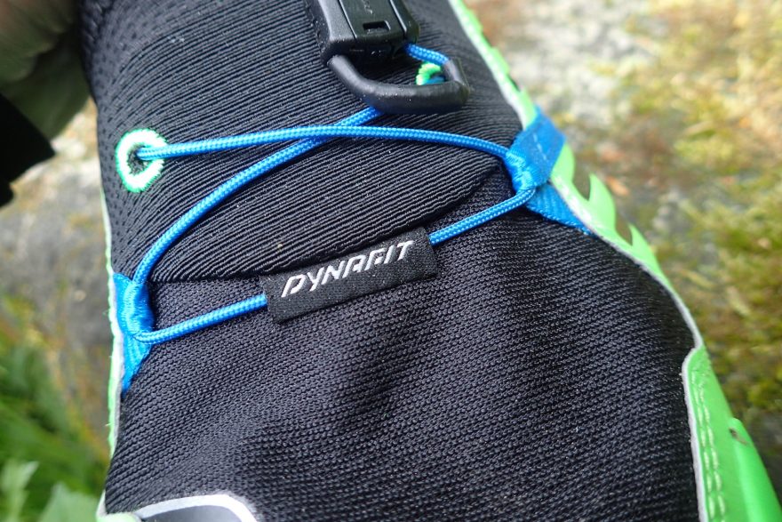 DYNAFIT ALPINE PRO M Část šněrování je ukryto pod textilní manžetou, pod kterou je možno zastrčit volný konec lanka.