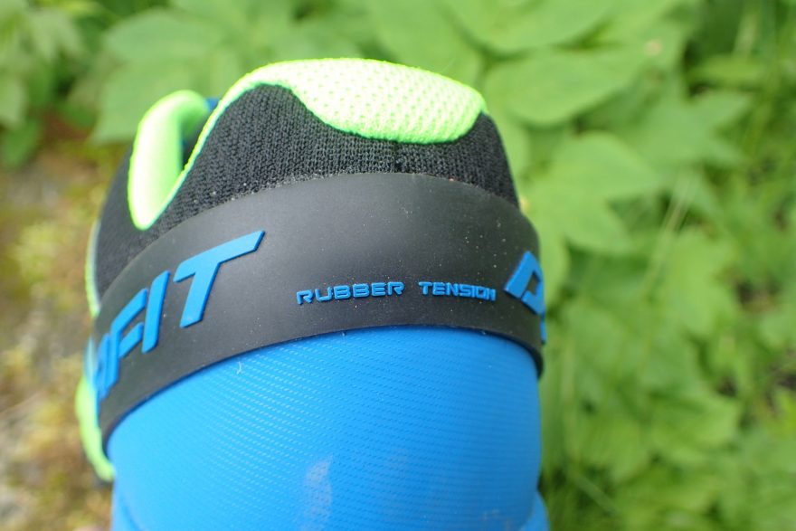 DYNAFIT ALPINE PRO M Rubber Tension koncept diagonální výztuže za patou poskytuje ještě více precizní fixaci paty.
