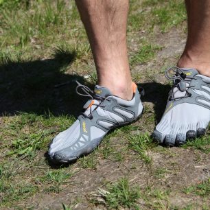 Bota výborně sedí na noze díky dobře řešenému šněrování a použitému pružnému materiálu