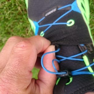 DYNAFIT ALPINE PRO M Zastrčení volného konce stahovacího lanka.
