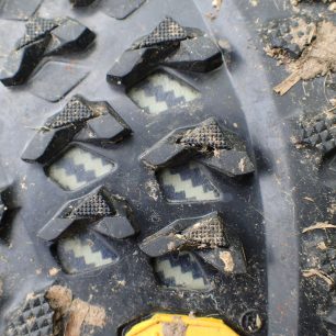Integrovaná karbonová vložka a podrážka Vibram® Megagrip chrání nohu.
