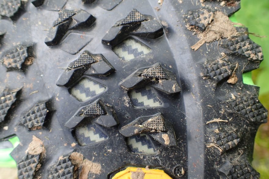 Integrovaná karbonová vložka a podrážka Vibram® Megagrip chrání nohu.