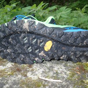 Vibram® Megagrip a speciálně tvarovaný vzorek pod chodidlem do tvaru písmene V.