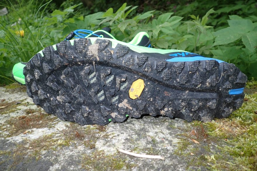 Vibram® Megagrip a speciálně tvarovaný vzorek pod chodidlem do tvaru písmene V.