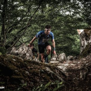 Kiss the Mountain - Zegama 2017 - Tomáš Buryška a nádherná technická pasáž v lese