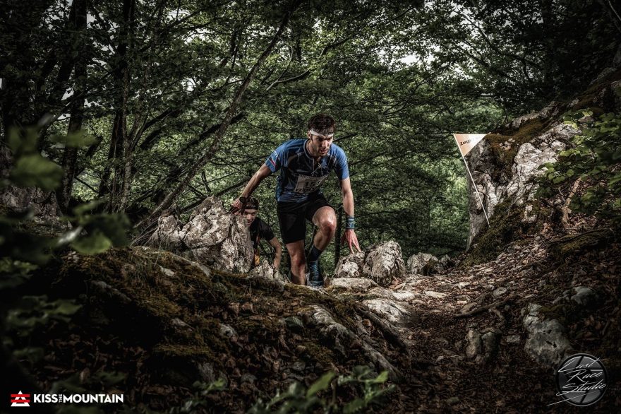 Kiss the Mountain - Zegama 2017 - Tomáš Buryška a nádherná technická pasáž v lese