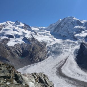 ledovce a vrcholky okolo Monte Rosy
