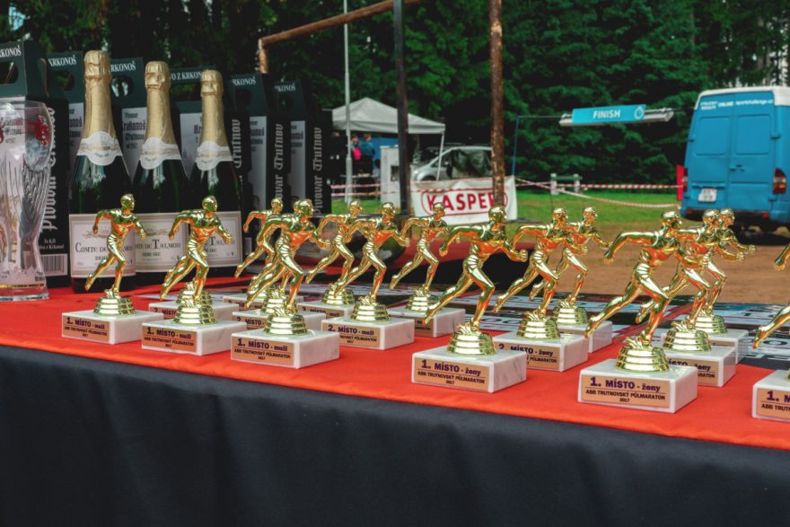Trofeje pro nejrychlejší závodníky