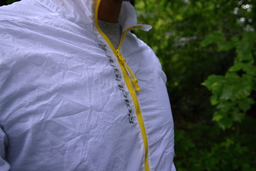 Celorozepínací kontrastní zip s reflexním nápisem.