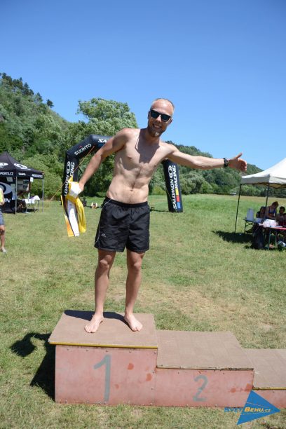 Vítězem na 10 km se stal Filip Krejčí, zde v objetí s borci na druhém a třetím místě :)